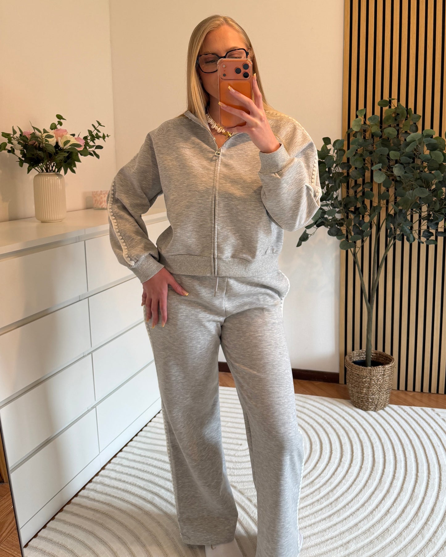 Ensemble grey mood